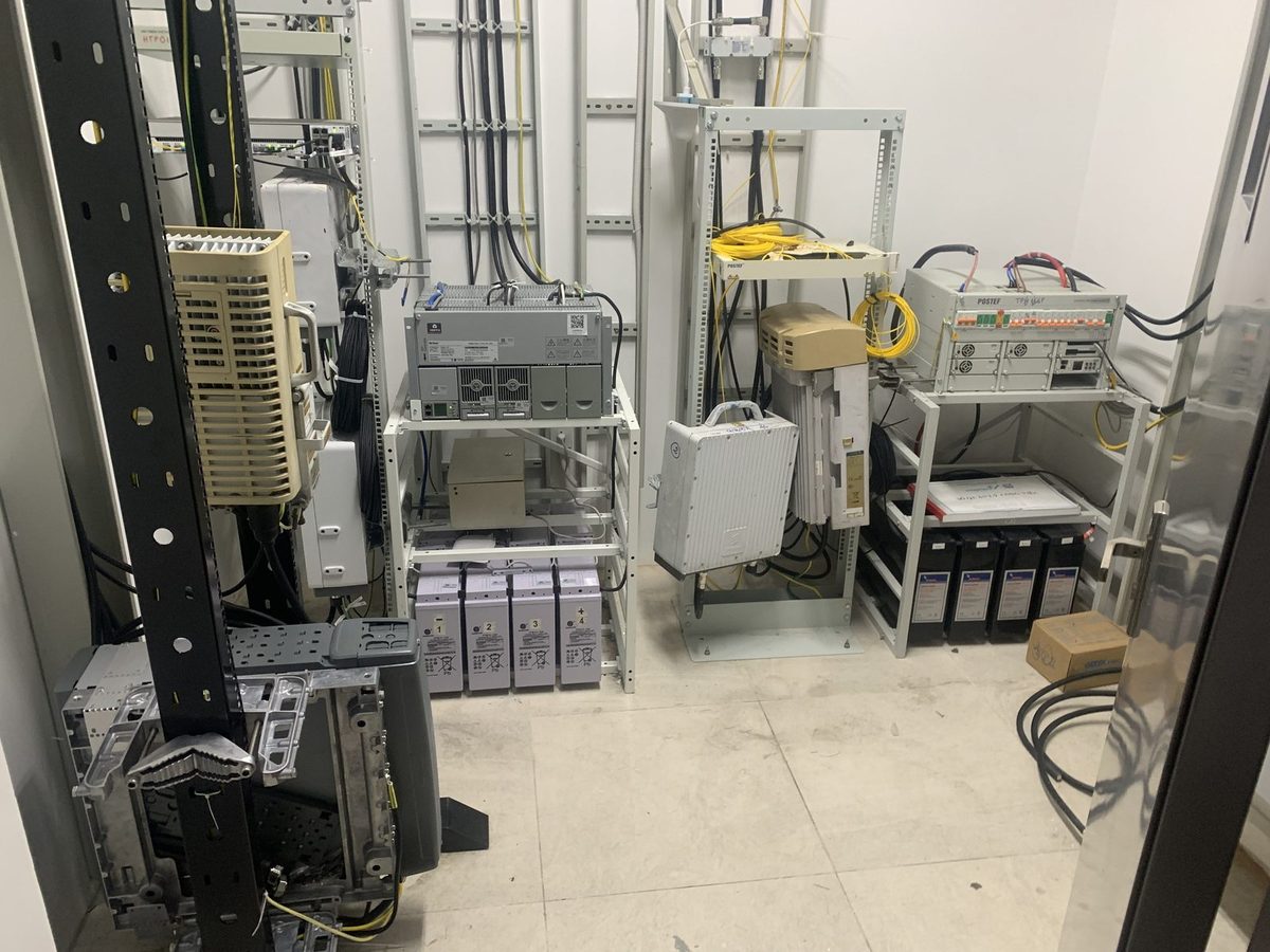 Phòng máy IBS - Tủ rack BTS, repeater, ODF quang và UPS dự phòng